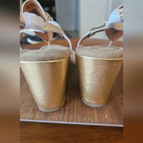 Mark Jenkins-Chain:Stylish 2 Wedge. Gold leather Size 9  NWOT - Picture 6 of 8